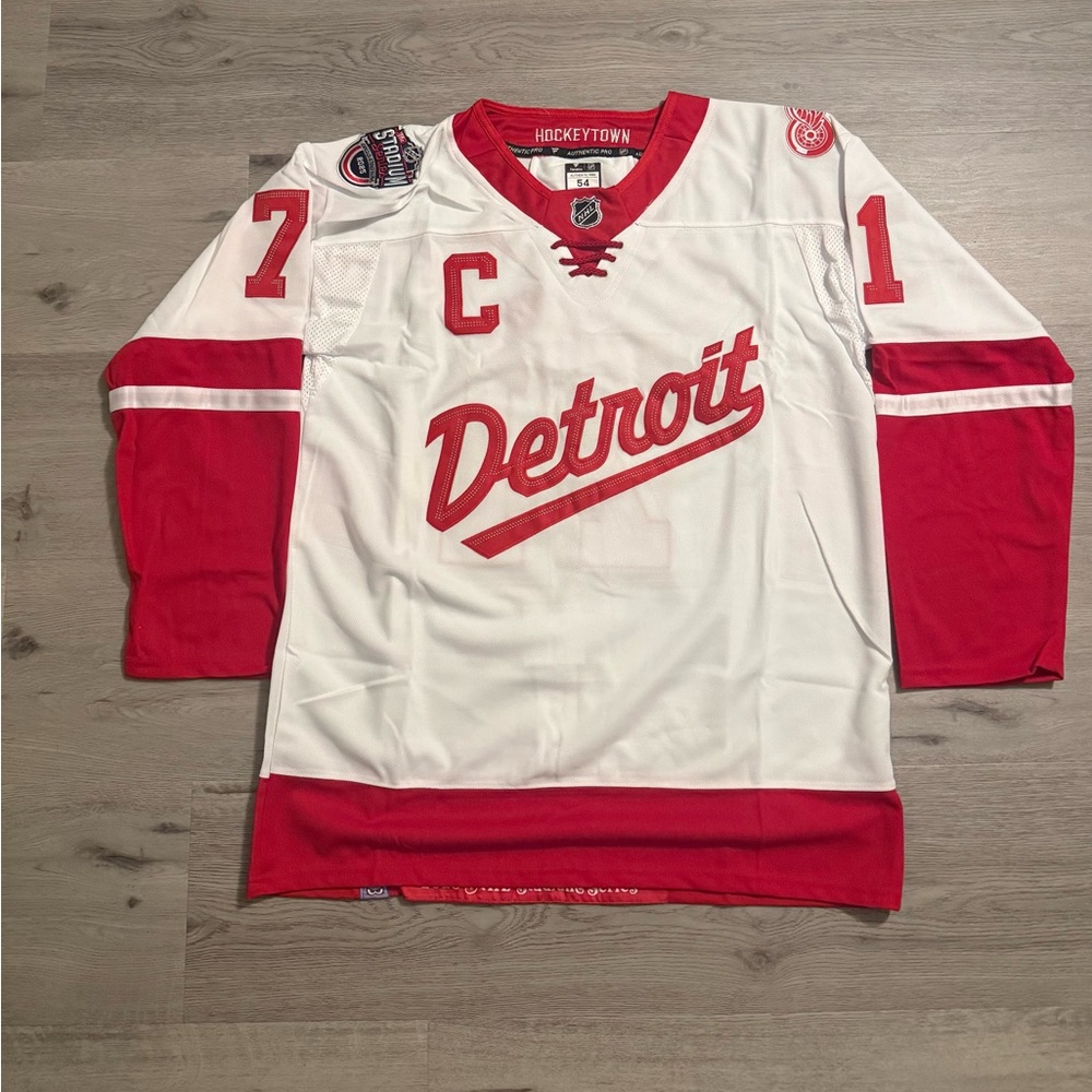 Dylan Larkin Detroit Redwings stadium series hockey jersey nwt
